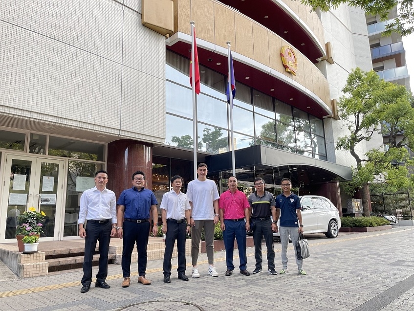 Thủ môn Đặng Văn Lâm tới chào Tổng Lãnh sự quán Việt Nam tại Osaka, Nhật Bản