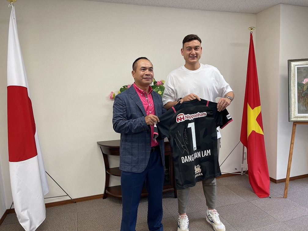 Thủ môn Đặng Văn Lâm tới chào Tổng Lãnh sự quán Việt Nam tại Osaka, Nhật Bản