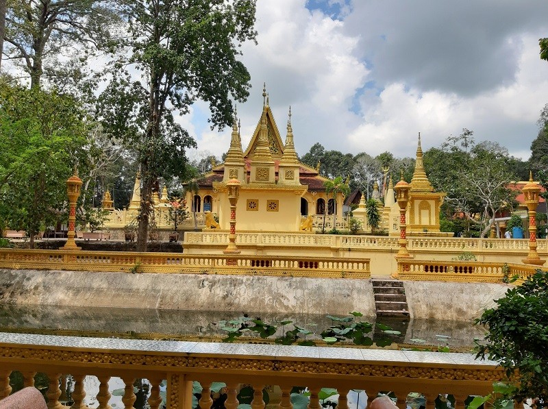 Chùa Ang Korajaborey (Chùa Âng) là một công trình kiến trúc điêu khắc độc đáo, mang đậm bản sắc văn hóa tâm linh, tôn giáo của đồng bào Khmer Nam bộ, được xây dựng hệ thống hào nước bao bọc xung quanh và có ngôi tháp cao năm ngọn (tổng thể “Làng Văn hóa, du lịch Khmer”). (Ảnh: Phương Nghi) Chùa Ang Korajaborey (Chùa Âng) là một công trình kiến trúc điêu khắc độc đáo, mang đậm bản sắc văn hóa tâm linh, tôn giáo của đồng bào Khmer Nam bộ, được xây dựng hệ thống hào nước bao bọc xung quanh và có ngôi tháp cao năm ngọn (tổng thể “Làng Văn hóa,