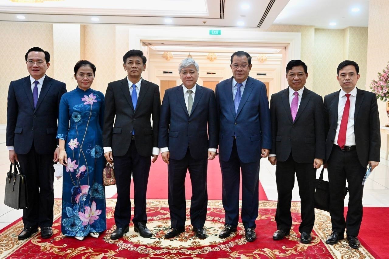 Thủ tướng Campuchia Samdech Techo Hun Sen tiếp thân mật Chủ tịch UBTƯ MTTQ Việt Nam Đỗ Văn Chiến và Đoàn tại Cung Hòa Bình ở Thủ đô Phnom Penh, sáng 29/7. (Nguồn: TTXVN)