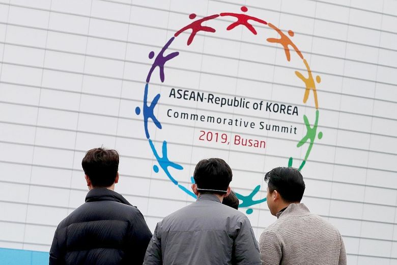 Hàn Quốc và ASEAN Cùng nhau hướng tới tầm nhìn một Cộng đồng hoà bình thịnh vượng và lấy người dân làm trung tâm han quoc va asean cung nhau huong toi tam nhin mot cong dong hoa binh thinh vuong va lay nguoi dan lam trung tam