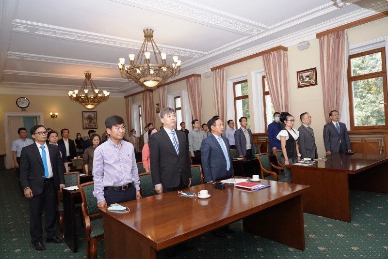 Các đại biểu thực hiện nghi thức chào cờ tại buổi lễ Kỷ niệm 75 năm Ngày thành lập Ngành Ngoại giao Việt Nam tại LB Nga 3630-chao-cy-292020