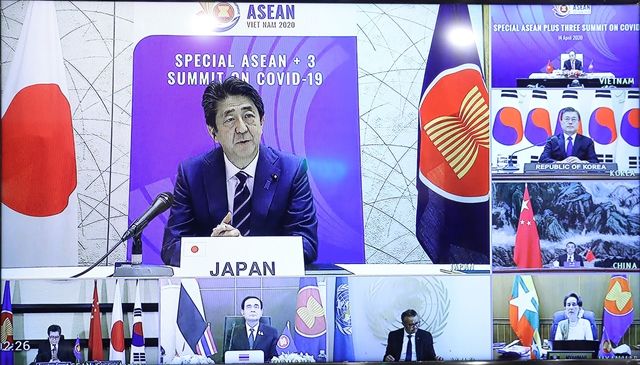 Thủ tướng Abe Shinzo dự Hội nghị Cấp cao đặc biệt ASEAN+3 về Covid-19. (Nguồn: Kyodo) 3728-abeasean