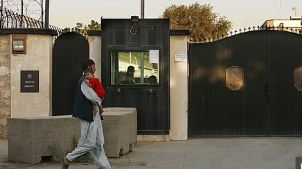 Tình hình Afghanistan: Anh đẩy nhanh việc sơ tán, Đại sứ tối nay rời khỏi Kabul