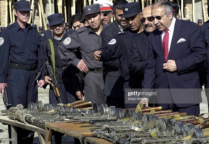 Cựu Bộ trưởng Nội vụ Afghanistan Ali Ahmad Jalali đã được chọn làm người đứng đầu chính phủ chuyển tiếp của quốc gia Tây Nam Á này trong 6 tháng. Cựu Bộ trưởng Nội vụ Afghanistan Ali Ahmad Jalali đã được chọn làm người đứng đầu chính phủ chuyển tiếp của quốc gia Tây Nam Á này trong 6 tháng.