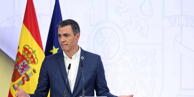 Thủ tướng Tây Ban Nha Pedro Sánchez phát biểutại họp báo ngày 29/7. (Nguồn: AP) Thủ tướng Tây Ban Nha Pedro Sánchez phát biểutại họp báo ngày 29/7. (Nguồn: AP)
