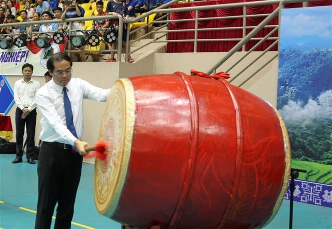 Chủ tịch Ủy ban nhân dân tỉnh Lào Cai Trịnh Xuân Trường đánh trống chào mừng hội thi. (Nguồn: TTXVN) Chủ tịch Ủy ban nhân dân tỉnh Lào Cai Trịnh Xuân Trường đánh trống chào mừng hội thi. (Nguồn: TTXVN)