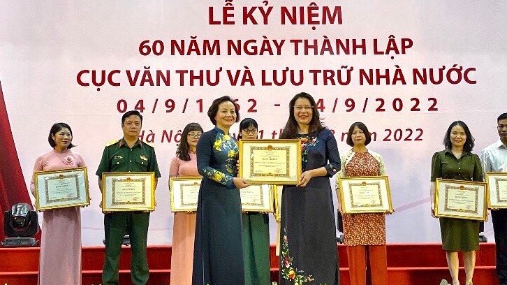 Phòng Lưu trữ Bộ Ngoại giao nhận bằng khen của Bộ trưởng Bộ Nội vụ