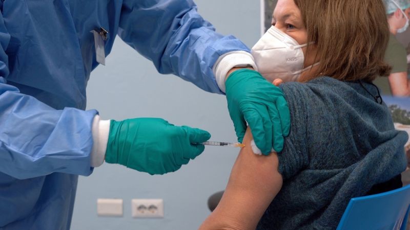 Italy sẽ triển khai tiêm mũi vaccine Covid-19 thứ ba từ ngày 20/9, bắt đầu từ những người dễ bị tổn thương nhất, ví dụ như những bệnh nhân ung thư và người được ghép tạng. (Nguồn: WIR) Italy sẽ triển khai tiêm mũi vaccine Covid-19 thứ ba từ ngày 20/9, bắt đầu từ những người dễ bị tổn thương nhất, ví dụ như những bệnh nhân ung thư và người được ghép tạng. (Nguồn: WIR)