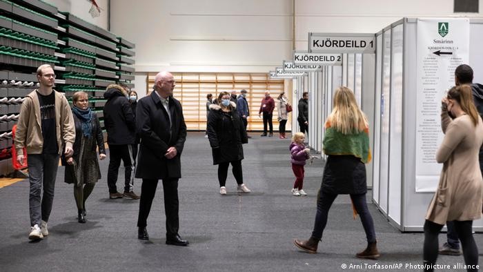 Người dân đi bỏ phiếu tại điểm bầu cử ở Kopavogur, Iceland. Người dân đi bỏ phiếu tại điểm bầu cử ở Kopavogur, Iceland.