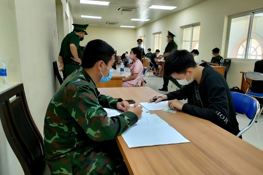 Bộ đội Biên phòng An Giang làm thủ tục nhập cảnh. (Ảnh: Hoàng Trân) Bộ đội Biên phòng An Giang làm thủ tục nhập cảnh. (Ảnh: Hoàng Trân)