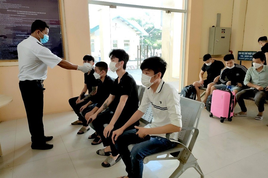 Nhân viên y tế kiểm tra nhanh sức khoẻ người nhập cảnh. (Ảnh: Hoàng Trân) Nhân viên y tế kiểm tra nhanh sức khoẻ người nhập cảnh. (Ảnh: Hoàng Trân)