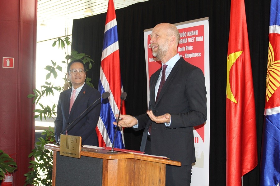 Đại diện Bộ Ngoại giao Na Uy phát biểu tại buổi lễ. Đại diện Bộ Ngoại giao Na Uy phát biểu tại buổi lễ.