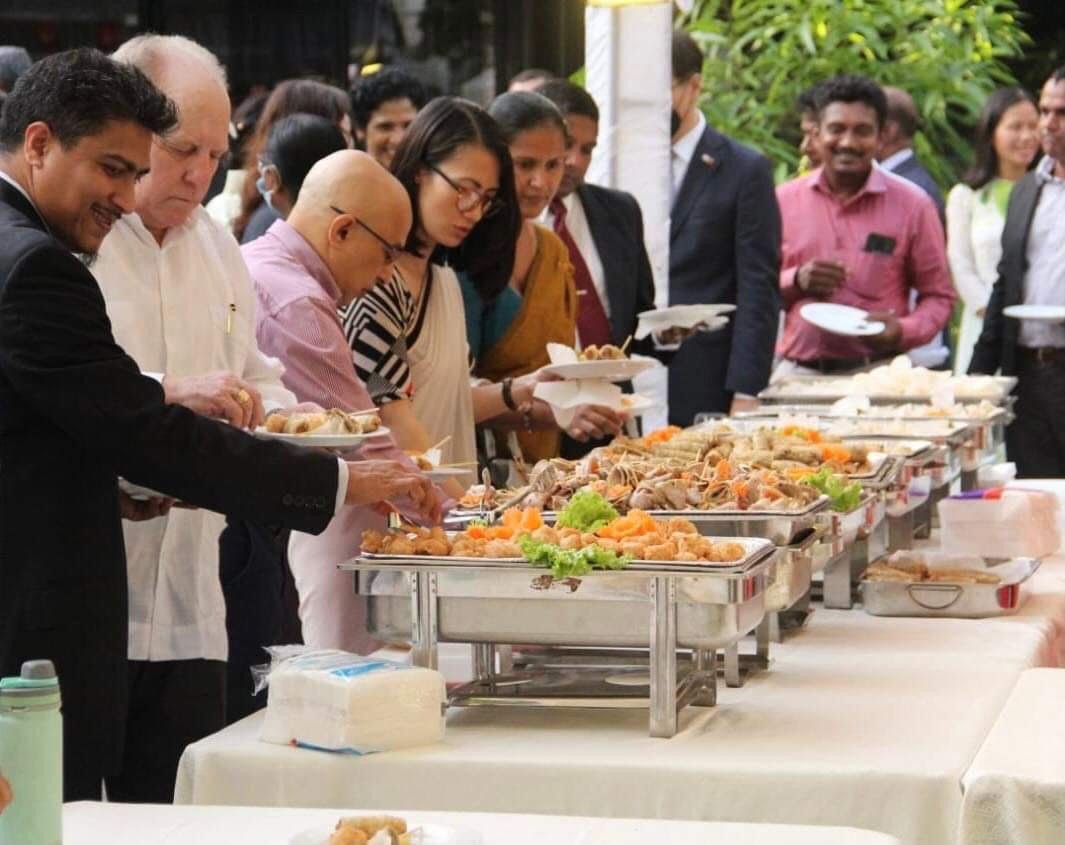 Quan khách tham dự thưởng thức món ăn Việt Nam. Quan khách tham dự thưởng thức món ăn Việt Nam.