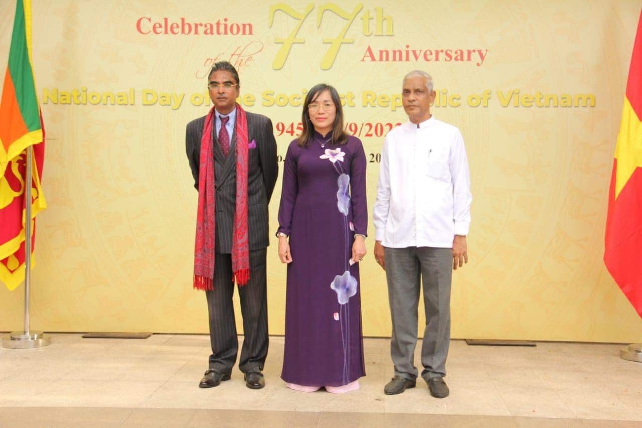 Đại sứ Hồ Thị Thanh Trúc chụp ảnh lưu niệm cùng các vị khách chính. Đại sứ Hồ Thị Thanh Trúc chụp ảnh lưu niệm cùng các vị khách chính.