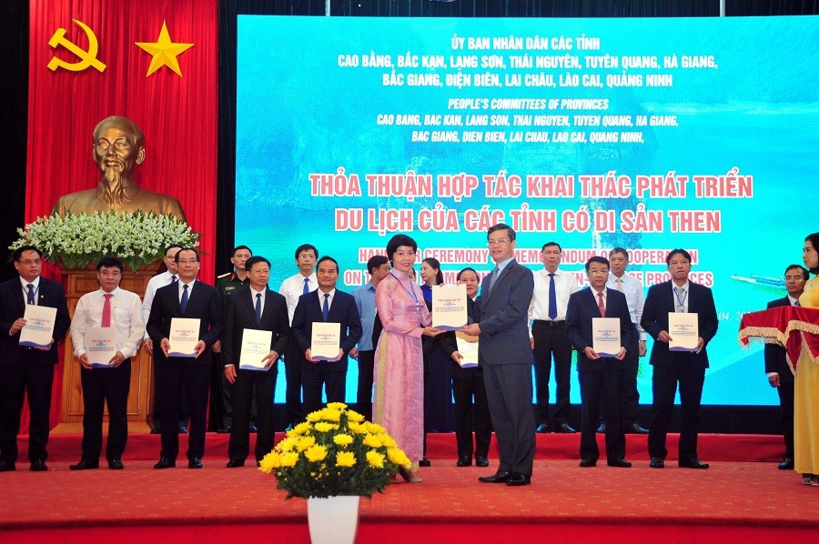 Chủ tịch UBND tỉnh Tuyên Quang Nguyễn Văn Sơn trao thỏa thuận hợp tác khai thác phát triển du lịch và Biên bản ghi nhớ hợp tác đầu tư cho các nhà đầu tư du lịch. )Ảnh: Quang Cường)