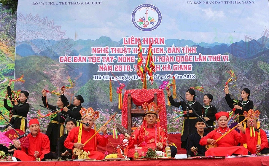 Nghệ nhân Then Nguyễn Văn Ngự trình diễn trích đoạn nghi lễ “lẩu Then Bjoóc mạ” do tại Liên hoan nghệ thuật hát Then - đàn Tính các dân tộc Tày, Nùng, Thái toàn quốc lần thứ VI tại Hà Giang vào tháng 5/2018. (Nguồn: TTXVN)