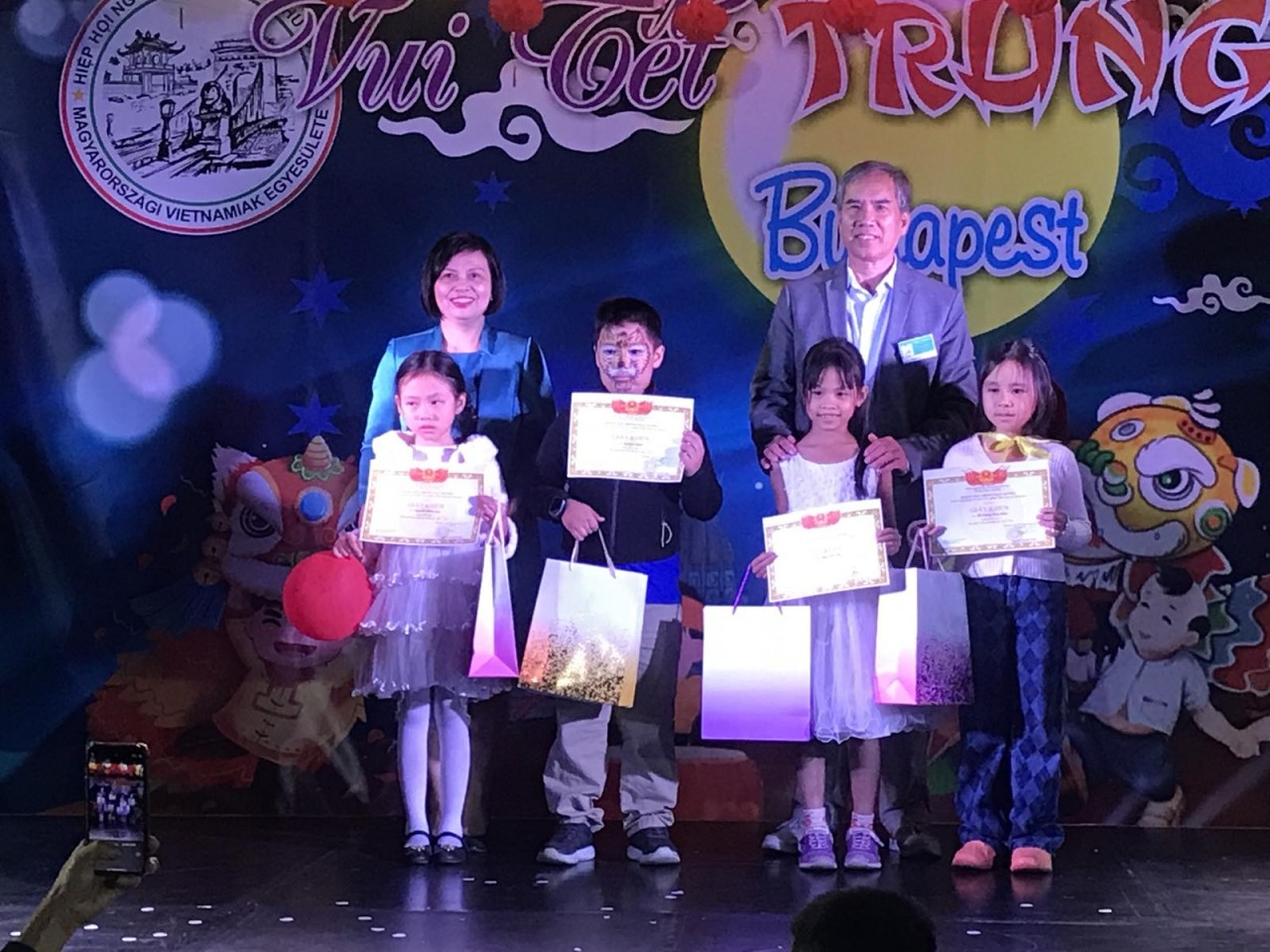 Gần 2.000 người vui đón Tết Trung thu tại Hungary