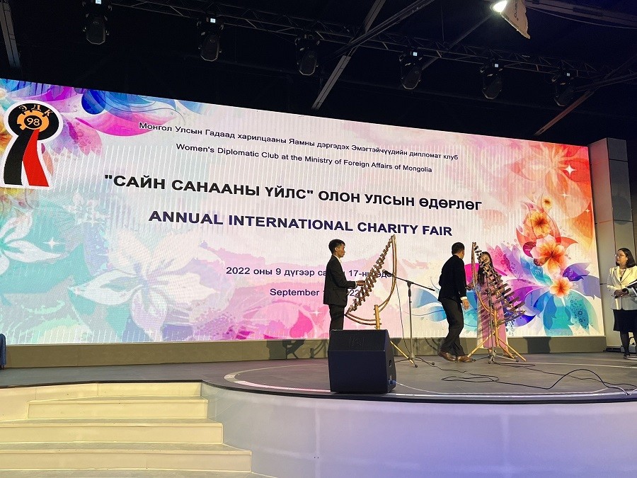 Tiết mục văn nghệ đặc sắc với đàn T'rưng tại lễ khai mạc. Tiết mục văn nghệ đặc sắc với đàn T'rưng tại lễ khai mạc.