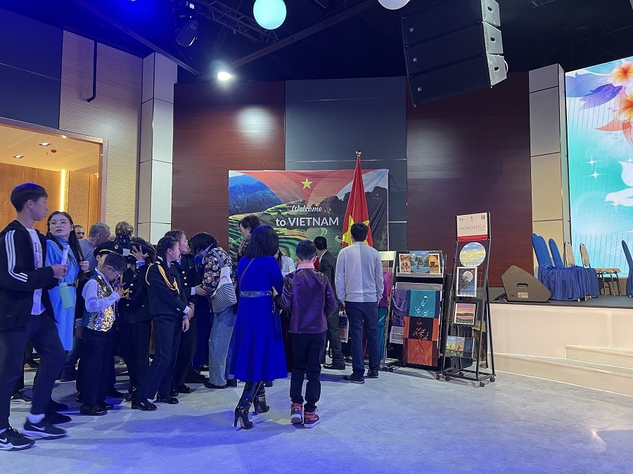 Khách quốc tế và Mông Cổ xếp hàng đợi đến lượt mua nem tại gian hàng Việt Nam. Khách quốc tế và Mông Cổ xếp hàng đợi đến lượt mua nem tại gian hàng Việt Nam.