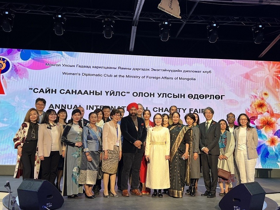 Các Đại sứ và Phu nhân cùng quan khách Mông Cổ chụp ảnh lưu niệm sau lễ khai mạc. Các Đại sứ và Phu nhân cùng quan khách Mông Cổ chụp ảnh lưu niệm sau lễ khai mạc.