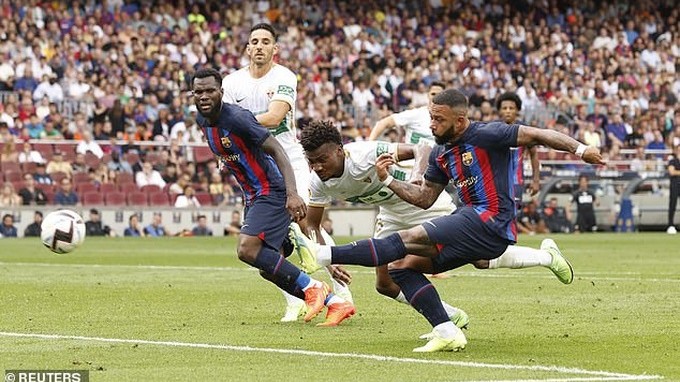 Lewandowski lập cú đúp, Barcelona tạm lên ngôi đầu bảng La Liga