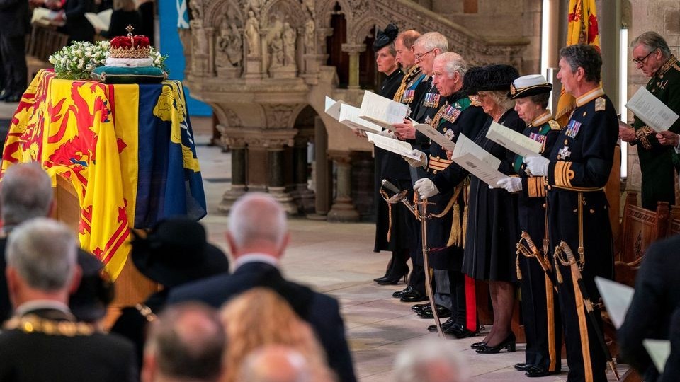 Điểm tin thế giới sáng 19/9: Tâm điểm ở London, Tổng thống Nga điện đàm, tỷ phú châu Á 'không xoàng'