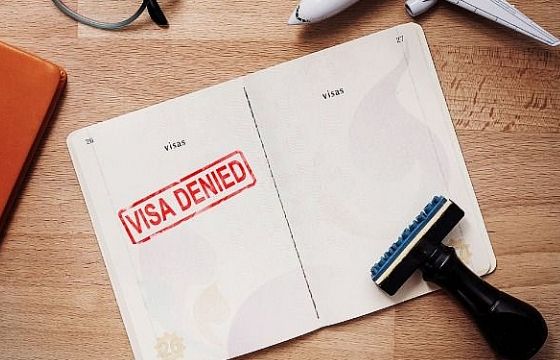 Khổ như… công dân Việt đi nước ngoài