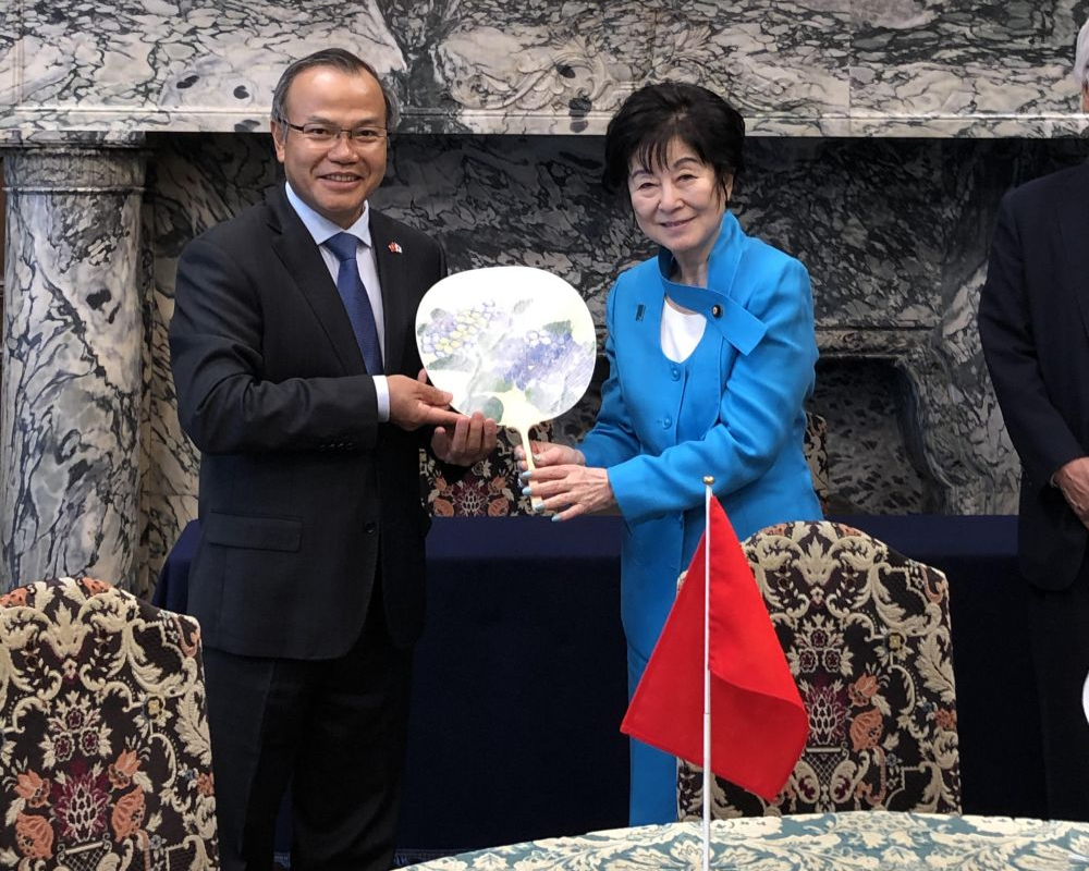 dai su vu hong nam chuyen tham cua thu tuong suga yoshihide the hien su tin cay cao voi viet nam