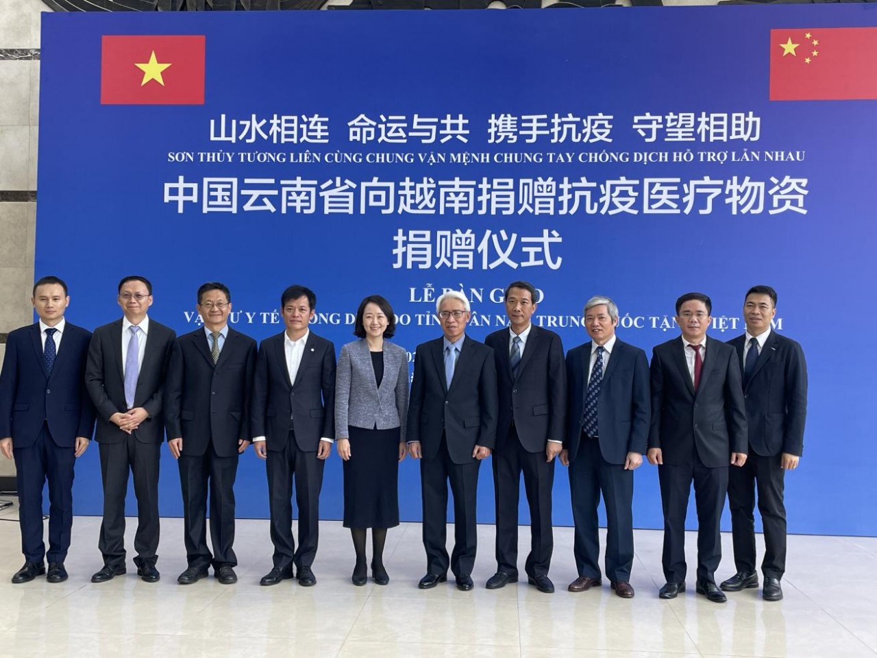 Đại sứ Phạm Sao Mai và cán bộ Tổng Lãnh sự quán chụp ảnh lưu niệm cùng đại diện phía tỉnh Vân Nam.