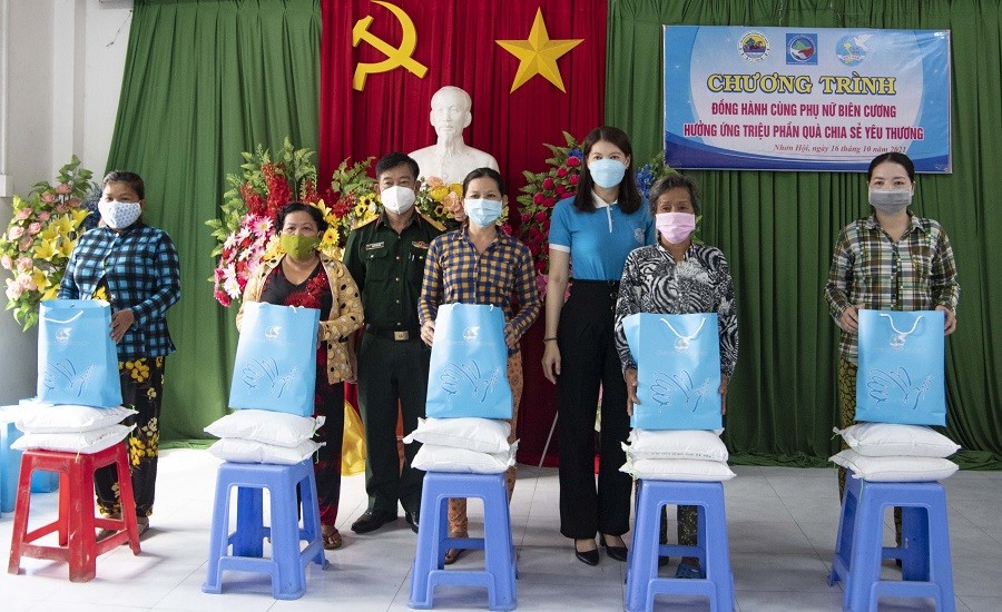 Đại diện các đơn vị tặng quà cho Hội viên phụ nữ có hoàn cảnh khó khăn vì dịch Covid-19 xã Nhơn Hội, huyện An Phú, tỉnh An Giang. (Ảnh: Hoàng Đặng) Đại diện các đơn vị tặng quà cho Hội viên phụ nữ có hoàn cảnh khó khăn vì dịch Covid-19 xã Nhơn Hội, huyện An Phú, tỉnh An Giang. (Ảnh: Hoàng Đặng)