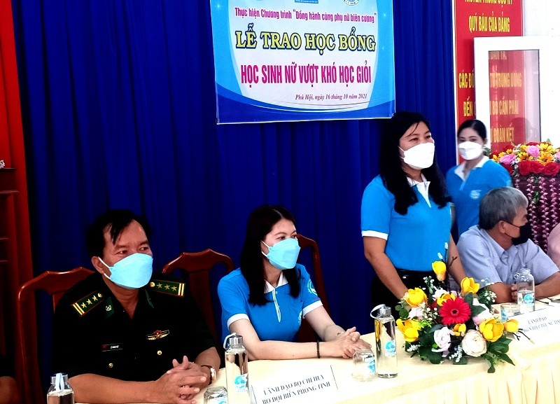 Đồng chí Lê Bích Phương, Chủ tịch Hội LHPN tỉnh An Giang phát biểu tại buổi trao học bổng. (Ảnh: Chiến Khu)