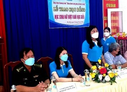 An Giang: Tặng quà và trao học bổng 'đồng hành cùng phụ nữ biên cương'