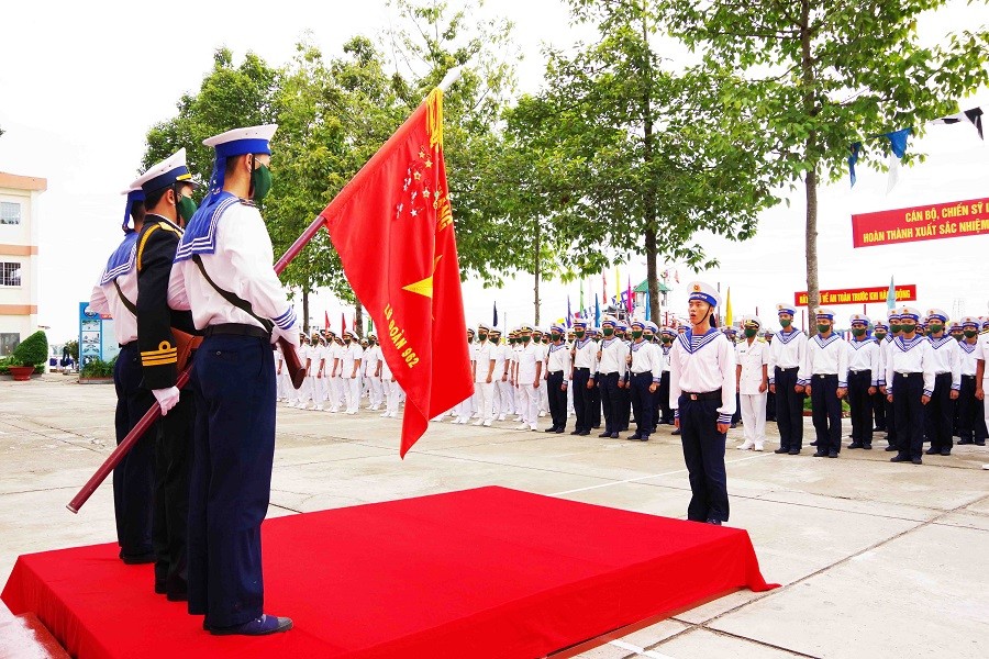 Chiến sĩ mới tuyên thệ dưới cờ. (Ảnh: Thành Tâm)