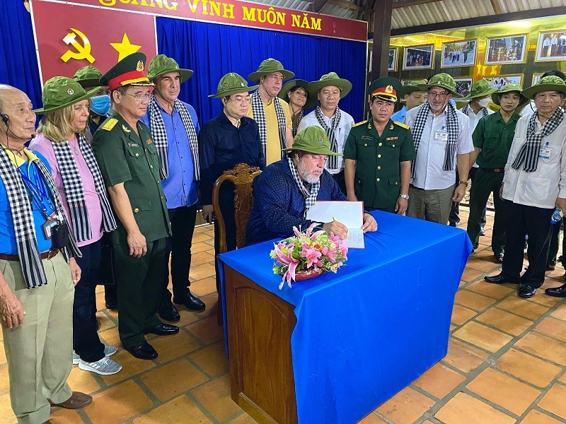 Thủ tướng Cuba đội mũ tai bèo thăm địa đạo Củ Chi