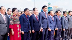 Đoàn đại biểu Đại hội Đảng bộ tỉnh Nghệ An dâng hoa, báo công trước Tượng đài Bác Hồ