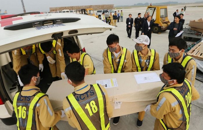 Bộ Ngoại giao phối hợp đưa 16 thi hài và di hài về tới sân bay Nội Bài