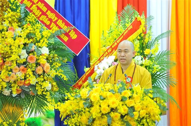 Trong ảnh: Thượng tọa TS. Thích Đức Thiện, Phó chủ tịch, Tổng Thư ký Hội đồng Trị sự Giáo hội Phật giáo Việt Nam, Trưởng Ban Phật giáo Quốc tế Trung ương Giáo hội Phật giáo Việt Nam báo cáo thành tựu Phật sư trọng đạo 40 năm hình thanh và phát triển. (Ngu