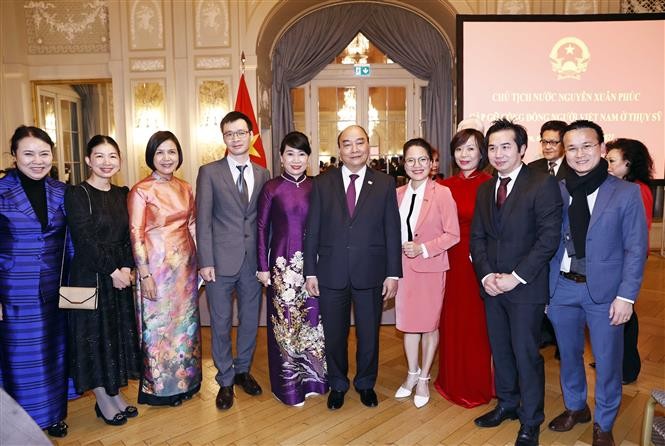 Tối 27/11, tại thủ đô Berne, Chủ tịch nước Nguyễn Xuân Phúc gặp gỡ cộng đồng người Việt Nam ở Thuỵ Sỹ. (Nguồn: TTXVN) Tối 27/11, tại thủ đô Berne, Chủ tịch nước Nguyễn Xuân Phúc gặp gỡ cộng đồng người Việt Nam ở Thuỵ Sỹ. (Nguồn: TTXVN)