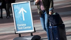 Biến thể Omicron 'hạ cánh' ở Đan Mạch và Czech, Israel dự kiến cấm người nước ngoài nhập cảnh