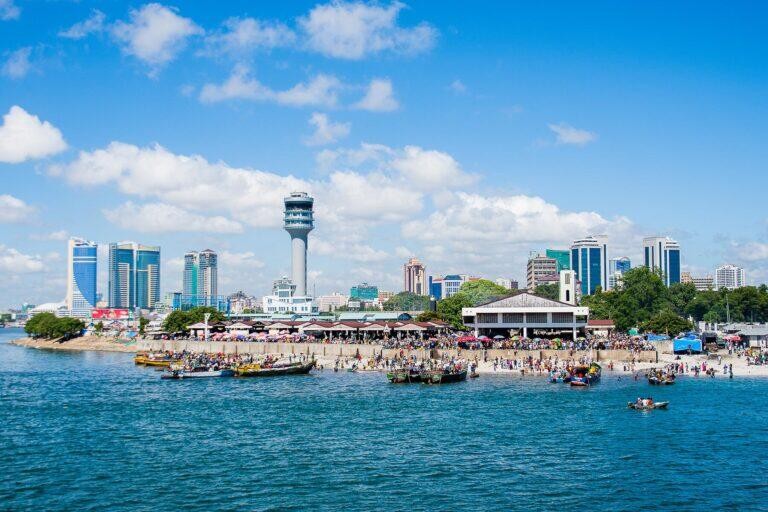 Người ta có thể chọn đi phà đến một trong hai điểm, hoặc chọn bay từ Dar es Salaam đến khu vực xinh đẹp của đảo Zanzibar.