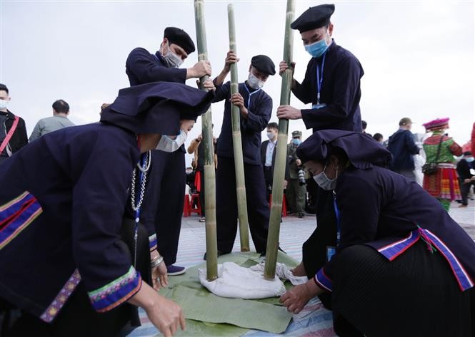 Tỉnh Lạng Sơn là đơn vị duy nhất giã bánh giầy không cần cối mà vật dụng đơn giản là chầy được làm bằng những đoạn tre thẳng và bao tải dứa. (Nguồn: TTXVN) Tỉnh Lạng Sơn là đơn vị duy nhất giã bánh giầy không cần cối mà vật dụng đơn giản là chầy được làm bằng những đoạn tre thẳng và bao tải dứa. (Nguồn: TTXVN)