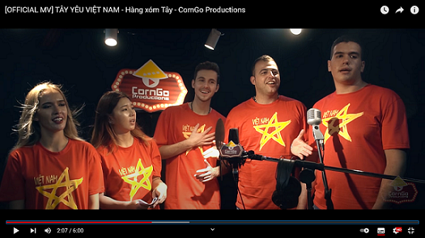 (Ảnh: MV “Tây yêu Việt Nam” – Hàng xóm Tây – CornGo Productions)