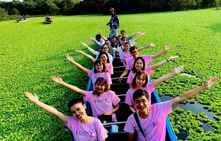 Rừng tràm Trà Sư là nơi du lịch yêu thích của các bạn trẻ.