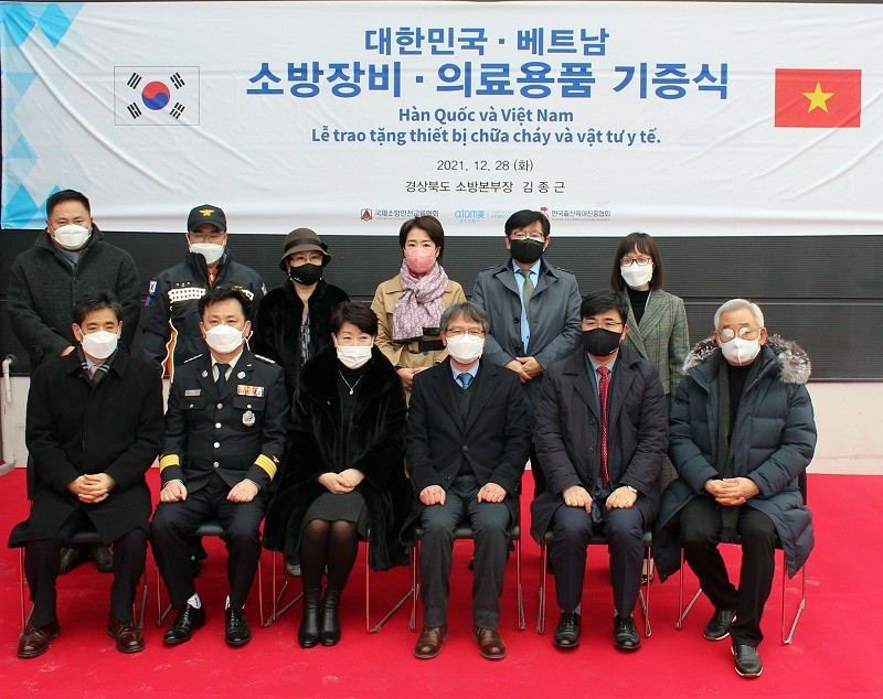 Đại sứ Nguyễn Vũ Tùng chụp ảnh lưu niệm cùng đại diện phía Hàn Quốc.