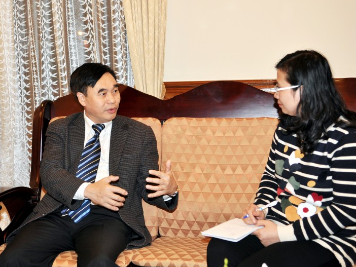 Kiên trì đàm phán, kiên trì bám biển