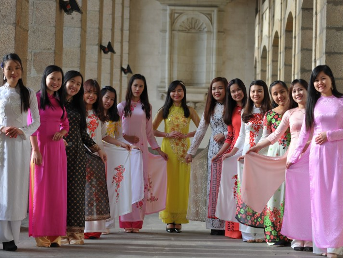 Tà áo dài tung bay trên đất Pháp…