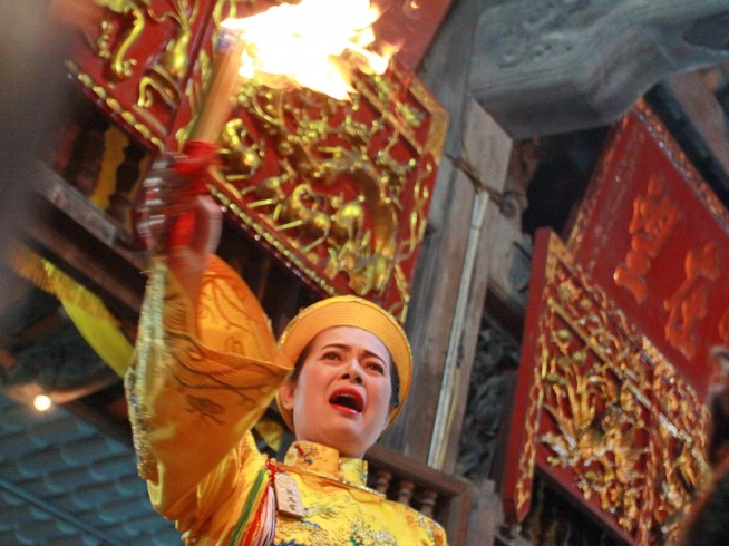 Theo chân Đại sứ đi xem... hầu đồng