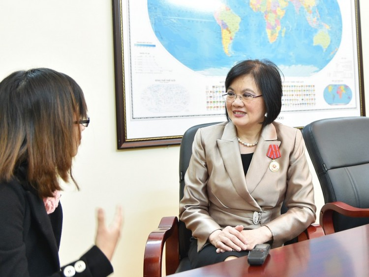 Câu chuyện phía sau thành công của nhà ngoại giao nữ