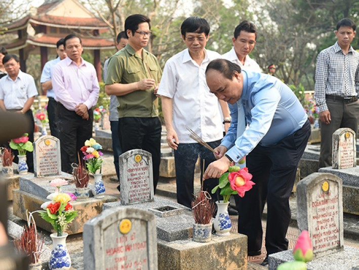 Thủ tướng dâng hương tưởng nhớ các Anh hùng Liệt sỹ ở Quảng Trị
